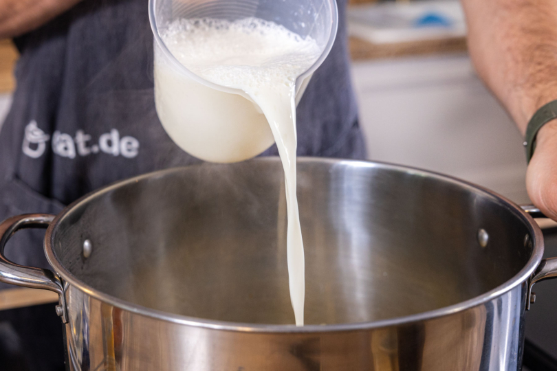 Milch in den Topf geben