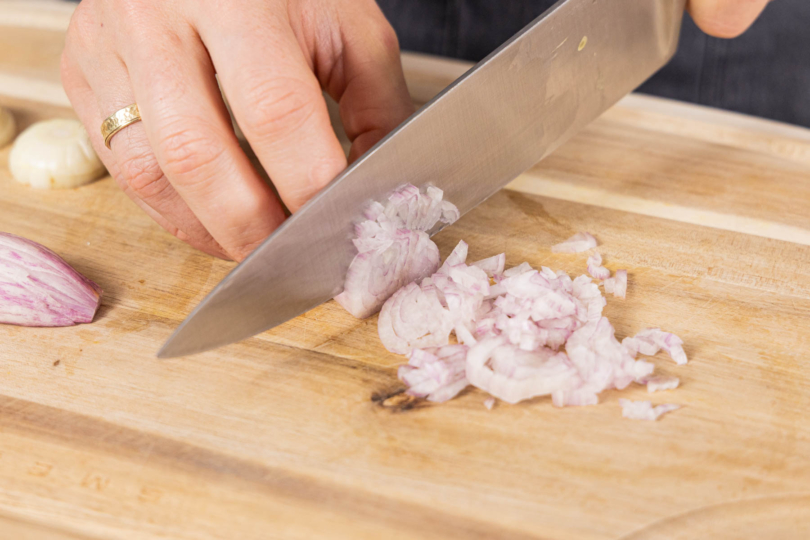 Schalotten feinwürfeln