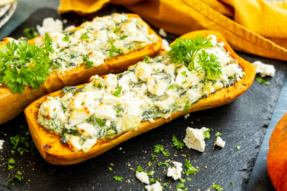Gefüllter Kürbis mit Spinat und Feta sehr nah