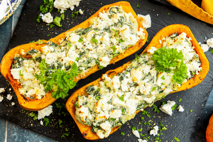 Gefüllter Kürbis mit Spinat und Feta topdown