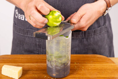 Limettenschale und -Saft zum Pesto geben