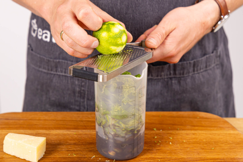 Limettenschale und -Saft zum Pesto geben