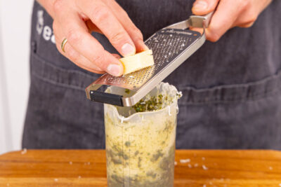Parmesan zum Pesto reiben
