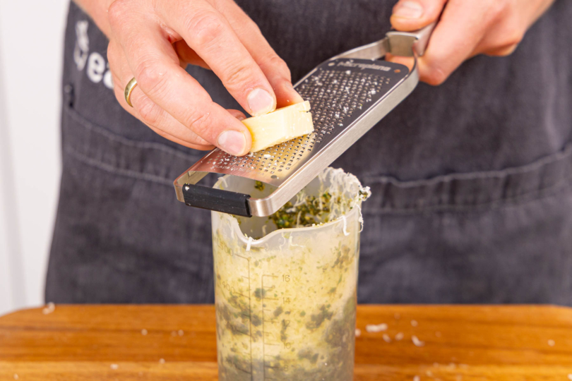 Parmesan zum Pesto reiben