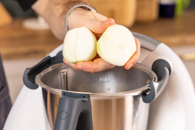 Zwiebel in den Thermomix® geben