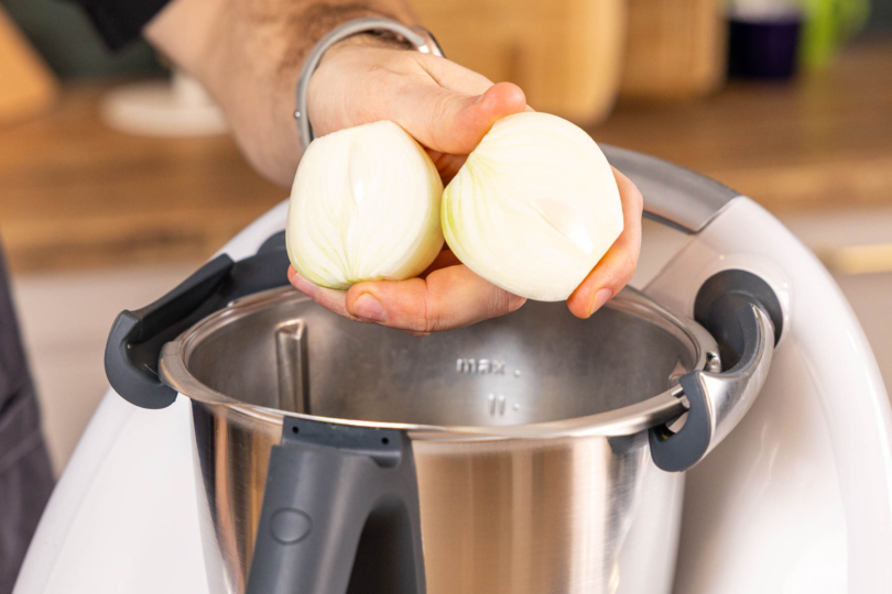 Zwiebel in den Thermomix® geben