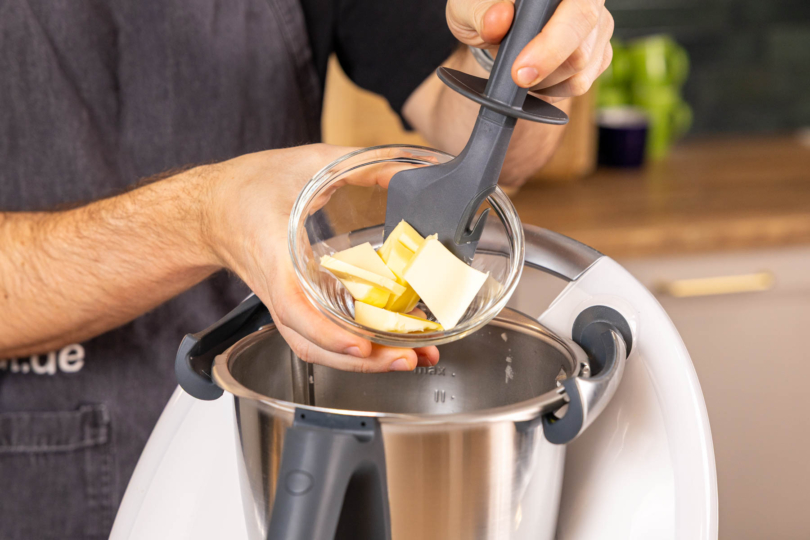 Butter in den Thermomix® geben