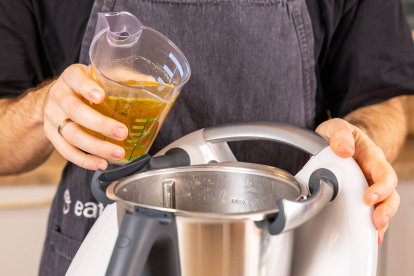 Gemüsebrühe in den Thermomix® geben
