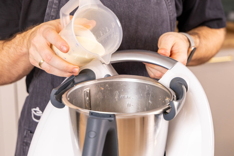 Sahne zur Maronensuppe geben