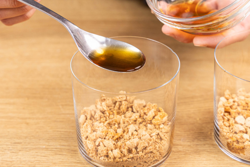 Amaretto auf die Amarettini-Brösel geben