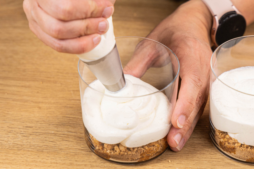 Mascarpone-Creme auf die Amarettini-Brösel geben