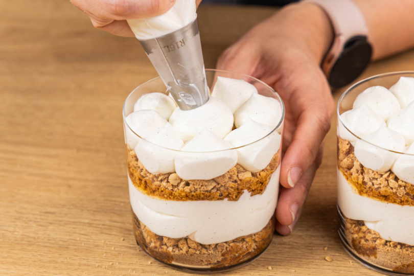 Mascarpone-Creme abschließend in Tupfen auf das Dessert geben
