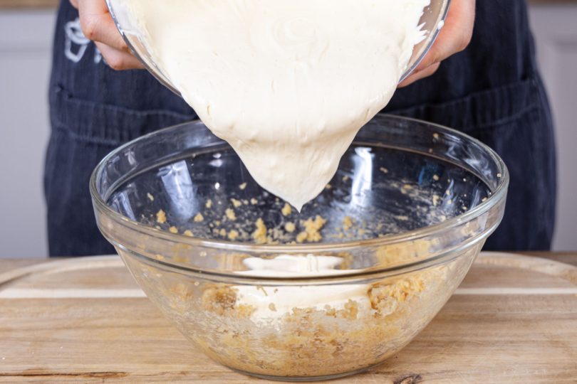 Masse zum Teig geben