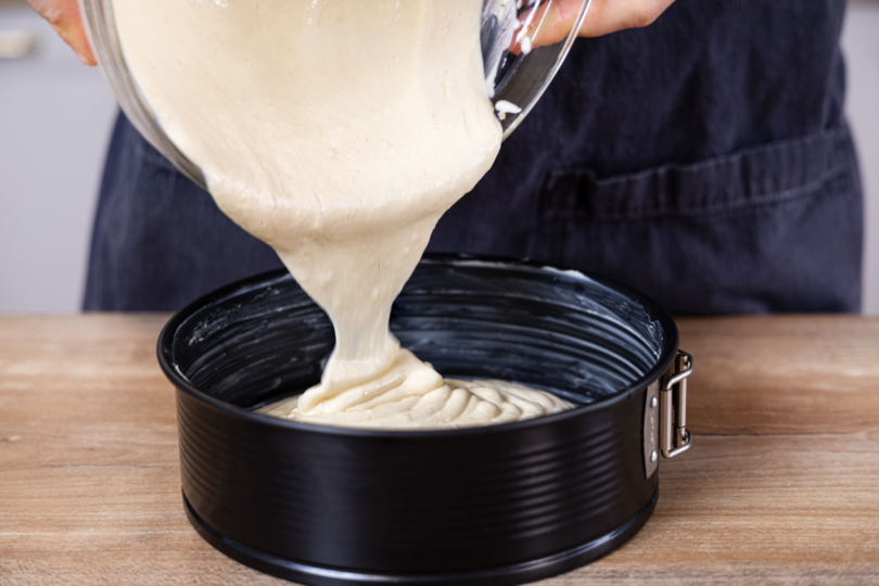 Teig in die Form füllen