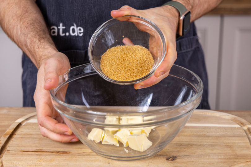 braunen Zucker zur Butter geben