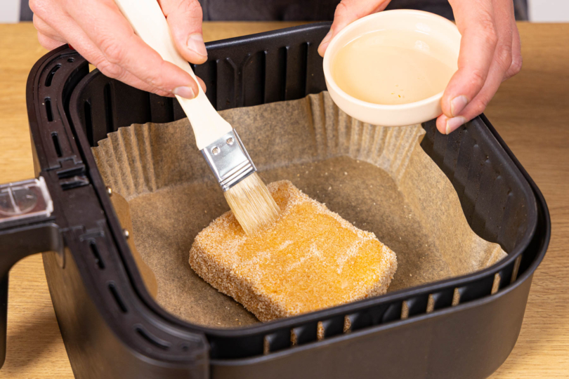 Panierten Feta mit Öl einpinseln