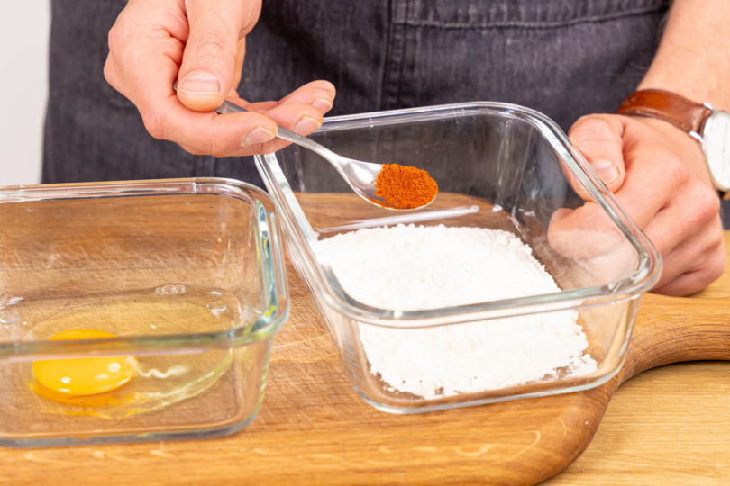 Mehl mit Paprikapulver mischen