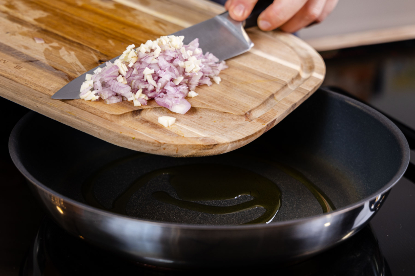 Zwiebel in die Pfanne geben