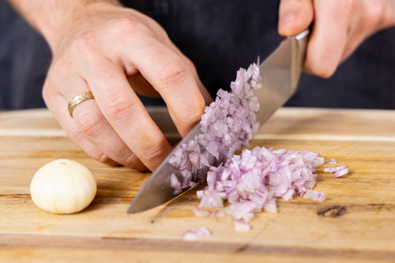 Zwiebel in Würfel schneiden