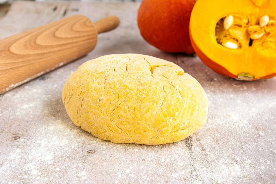Schneller Pizzateig mit Kürbis