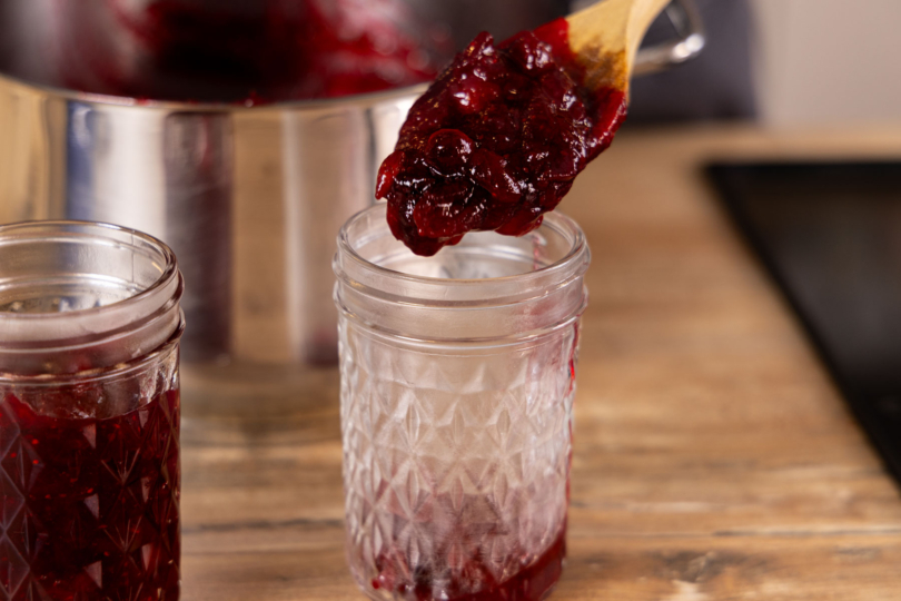 Preiselbeermarmelade abfüllen