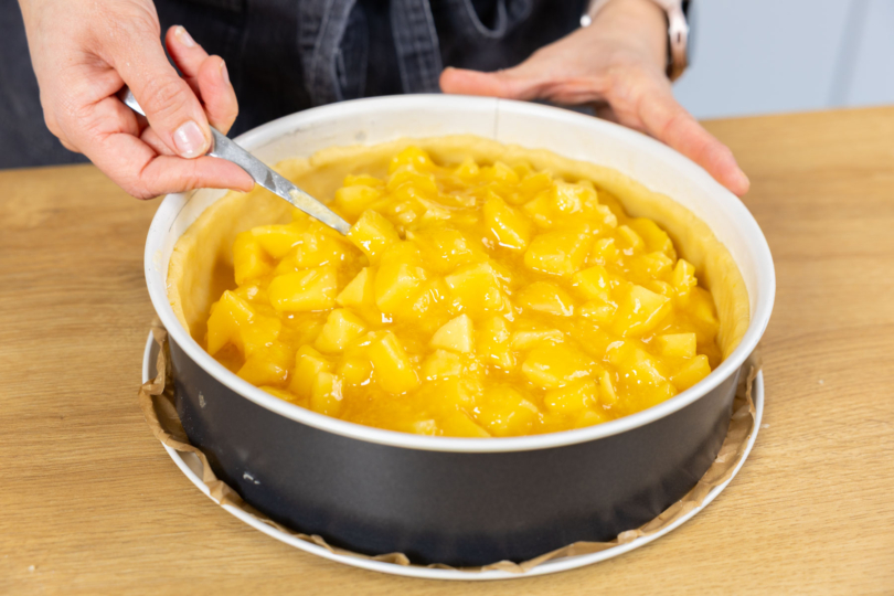 Quitten auf Teig verteilen