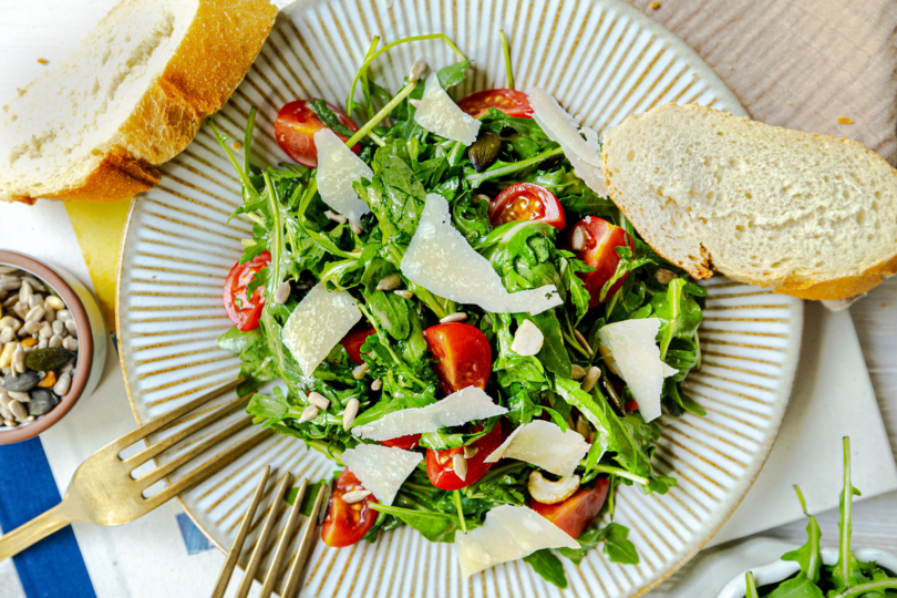 Rucola-Tomaten-Salat mit Parmesan