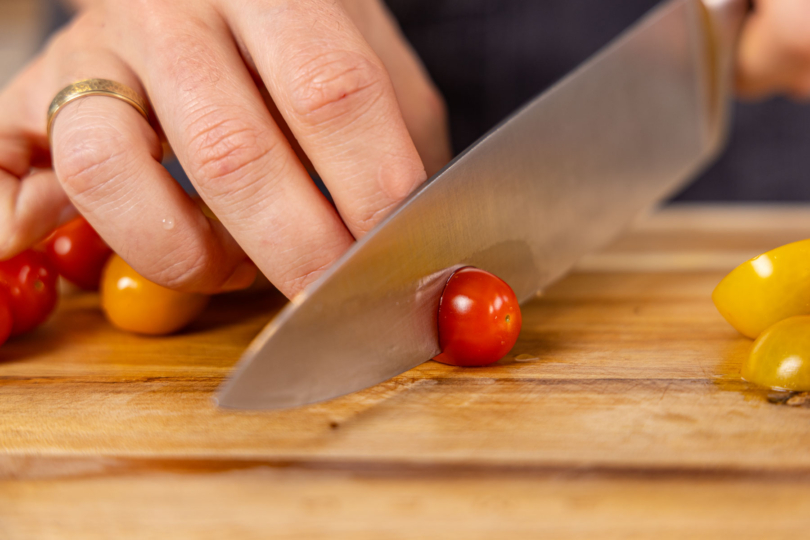 Tomate halbieren