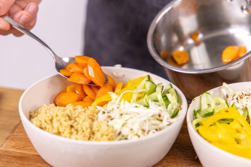 Salat Bowl anrichten