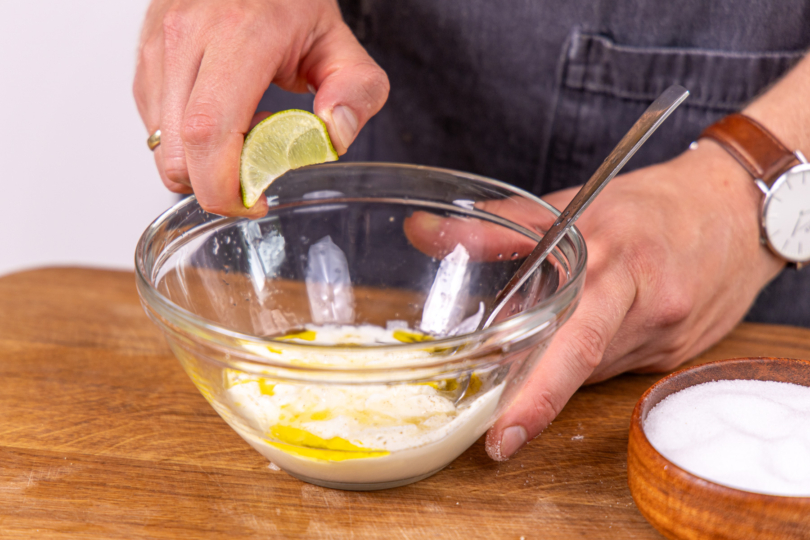 Limettensaft zum Dressing geben