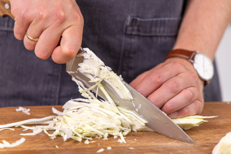Spitzkohl schneiden