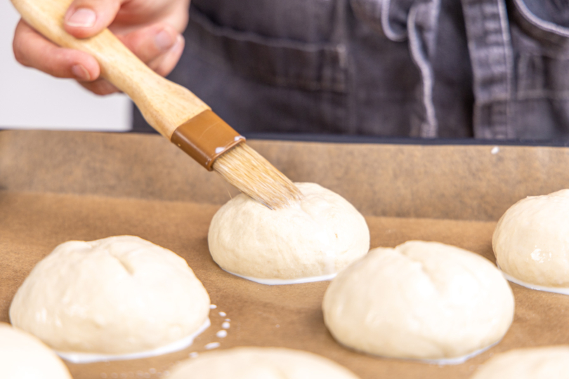 Joghurtbrötchen mit Milch bestreichen