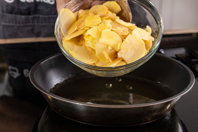 Kartoffeln in die Pfanne geben