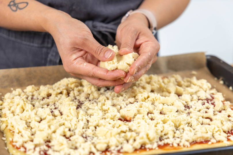 Streusel verteilen