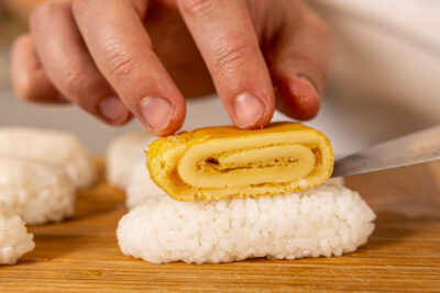 Omelette auf den Reis geben