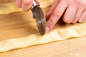 Trüffel-Ravioli auseinanderschneiden