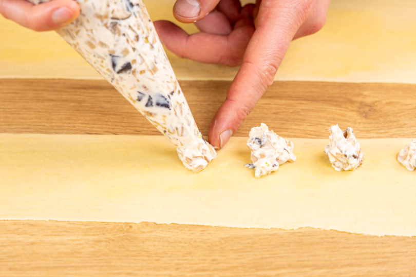 Trüffelfüllung auf dem Nudelteig portionieren
