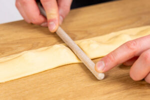 Zwischenräumen mit einem Holzlöffel zusammendrücken