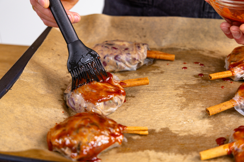 vegane Entenkeulen mit der Marinade bepinseln