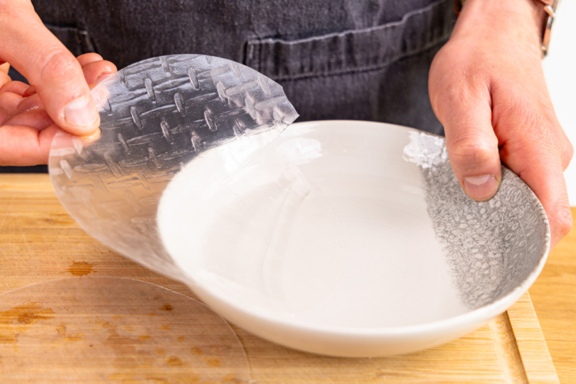 Reispapier mit Wasser befeuchten