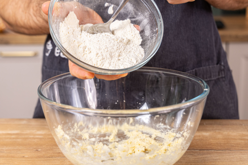 Mehl in Schüssel geben