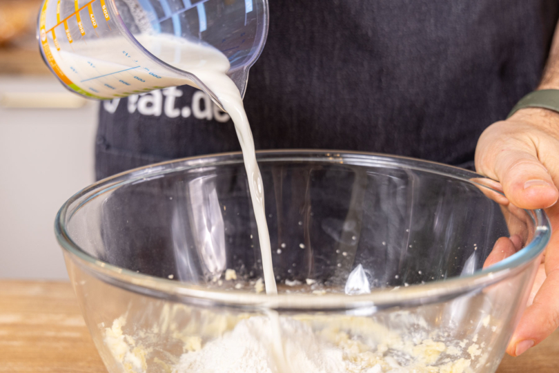 Milch zum Teig geben