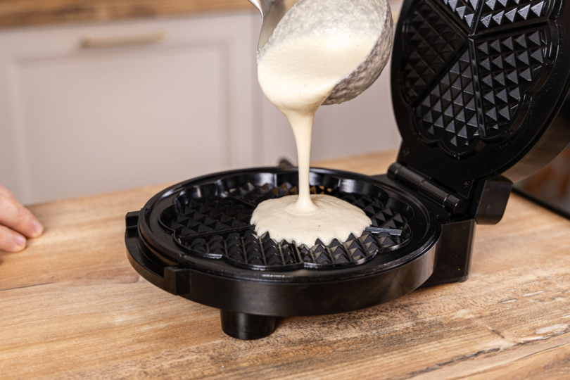 Teig in das Waffeleisen geben