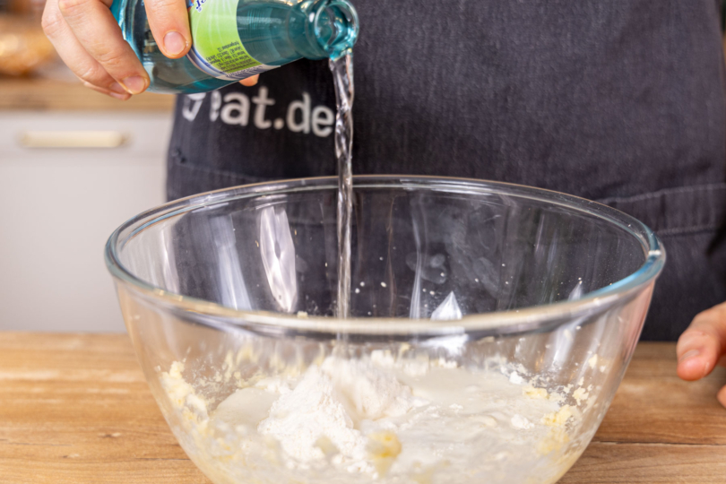 Mineralwasser dazugeben