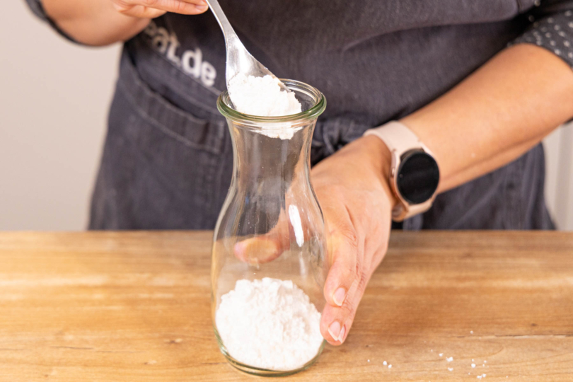 Puderzucker ins Glas geben