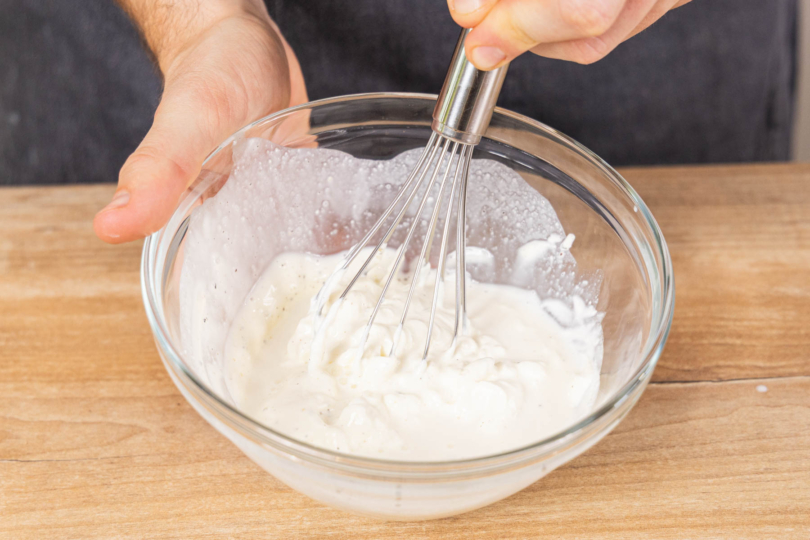 Crème fraîche und Milch miteinander verrühren