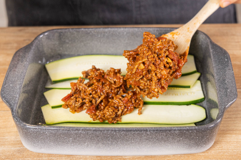 Hackfleischmasse auf die Zucchini geben