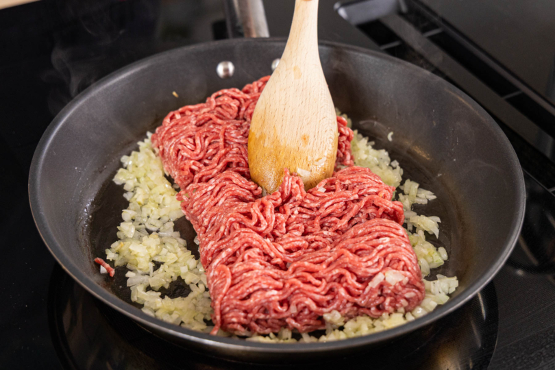 Hackfleisch in die Pfanne geben