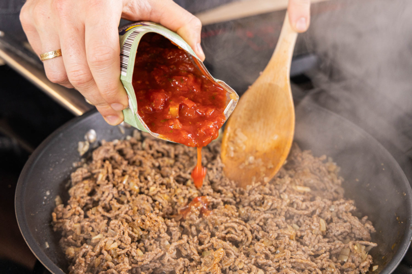 stückige Tomaten in die Pfanne geben