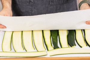 Zucchini abtupfen
